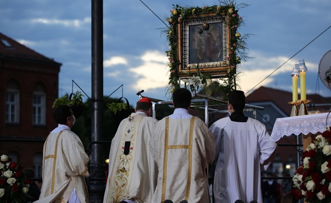 ​Kardinal Bozanić predvodio proslavu svetkovine Majke Božje od Kamenitih vrata